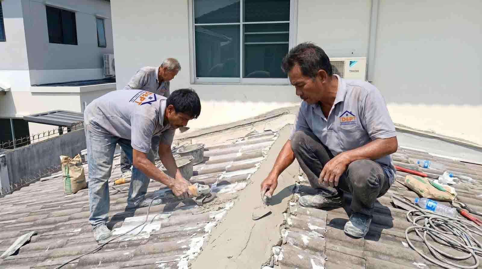 ช่างซ่อมบ้าน_รับเหมา_ อุดรอยรั่วและเก็บแนวบริเวณครอบสันหลังคา