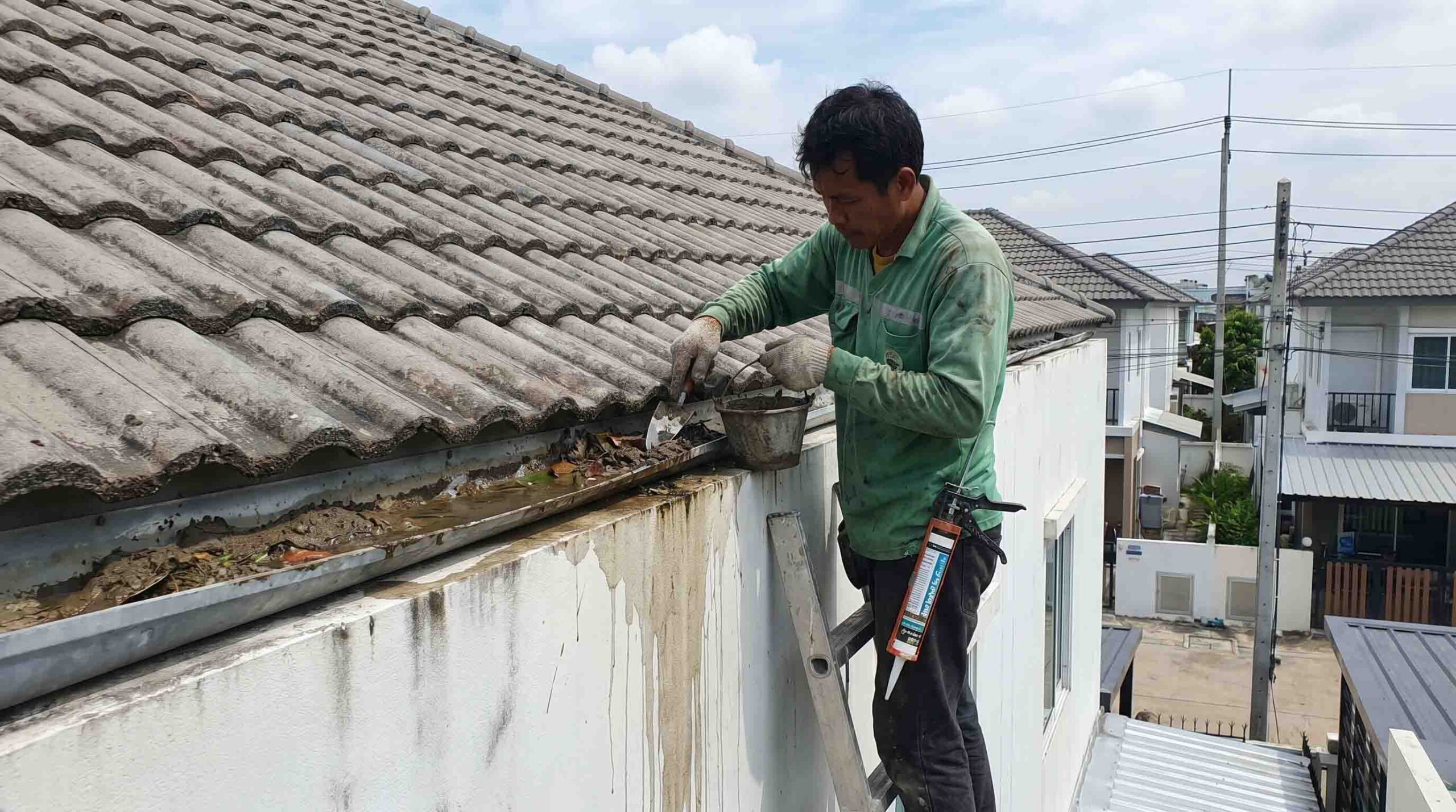 ช่างซ่อมบ้าน-รับเหมา_ช่างซ่อมหลังคารั่ว